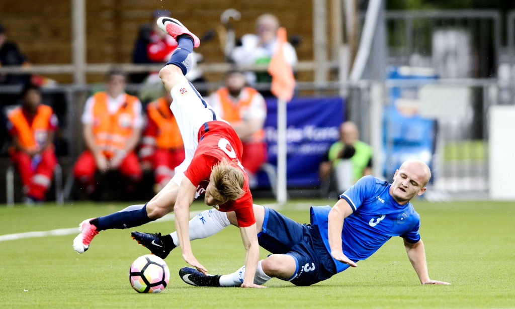 Bekymret  Kristoffer  Ajer  stormet  bort  til  Martin  Ødegaard:  –  Jeg  måtte  passe  på  ham  i  dag