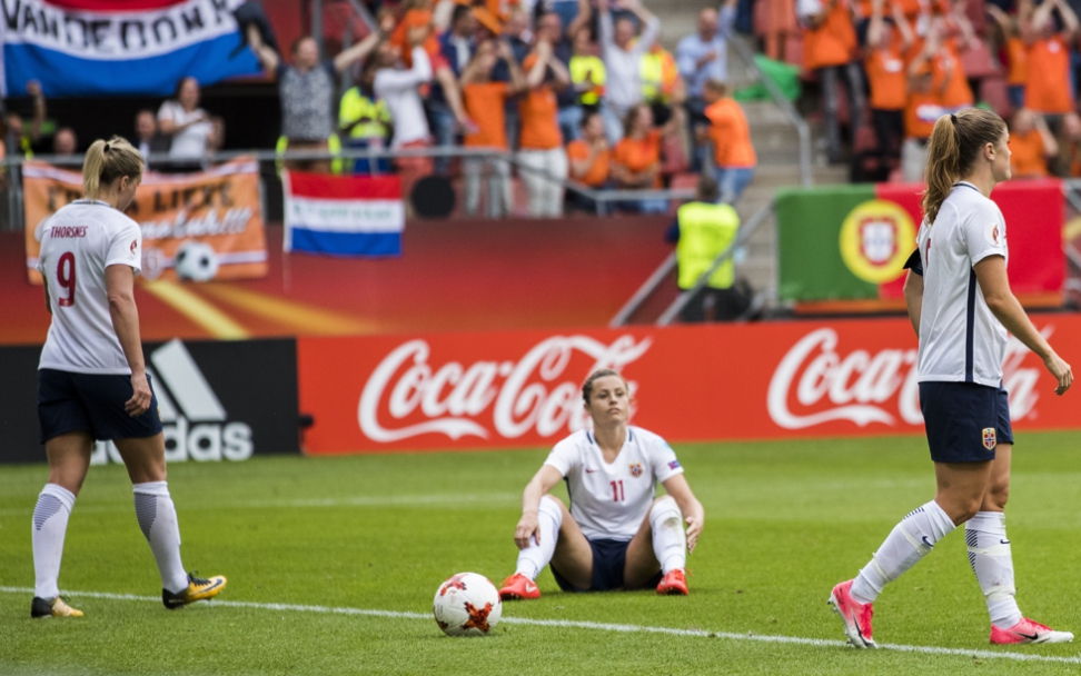 Nederland  slo  Norges  fotballjenter  1-0  i  EM-åpningskampen