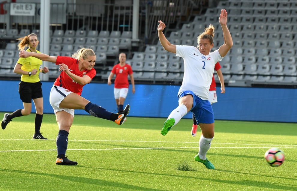 Utland  og  Norge  holdt  lekestue  i  én  omgang